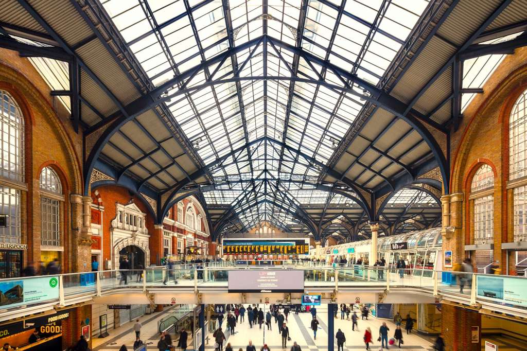 The 1985 concourse roof structure was designed to allow natural light to spill into the station (Cre