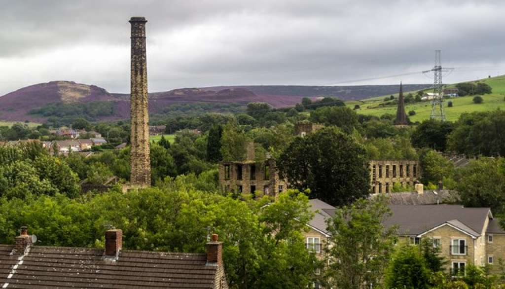 Oakwood Mill, Stalybridge, Lancashire - Peter McDermott via Geograph CC-BY-SA 2.0