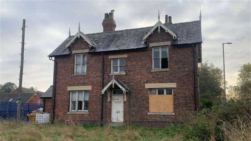 Spalding Railway Cottage, Lincolnshire.  Photo: spaldingtoday.co.uk