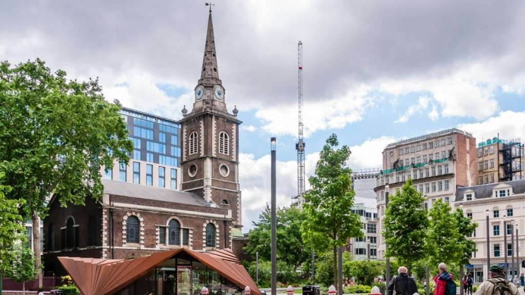 Portsoken Pavilion, Aldgate Square (Abs / Alamy Stock Photo Image ID: TWGJBH )